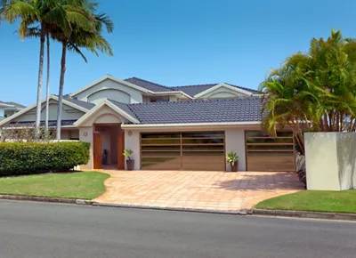 Amarr Vista VI1000 full-view glass garage door on a single-story home.